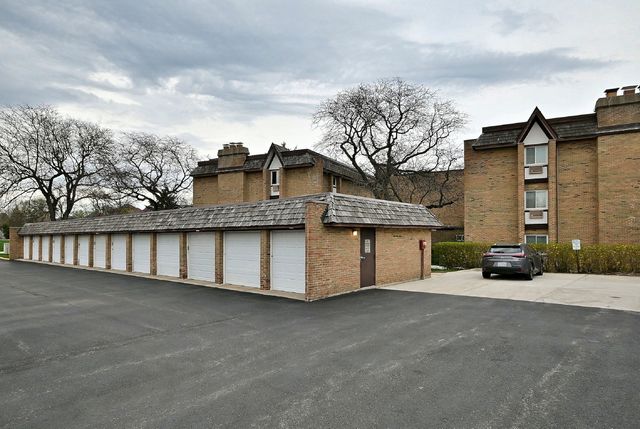 360 Claymoor Avenue 2E, Hinsdale, IL 60521