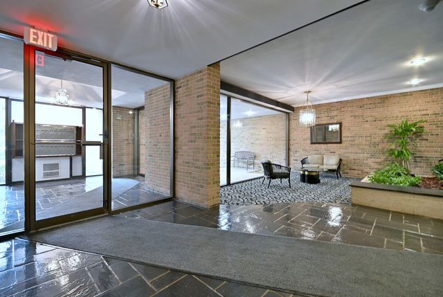 360 Claymoor Avenue 2E, Hinsdale, IL 60521