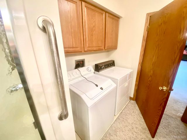 2804 Gladstone Avenue, Gladstone, MI 49837