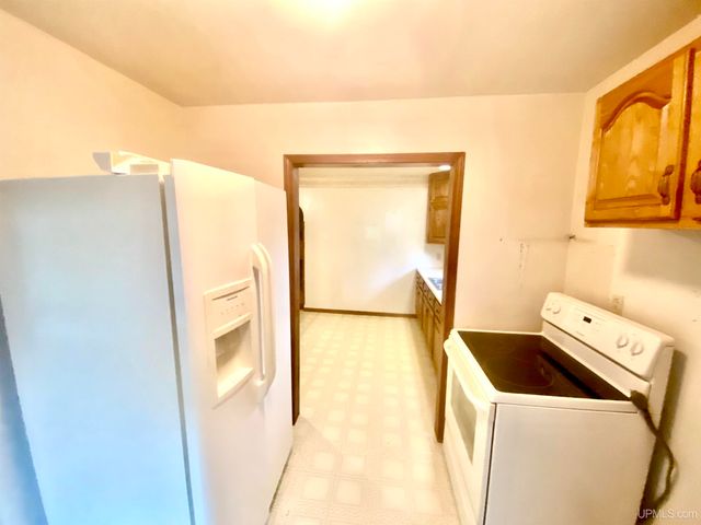 2804 Gladstone Avenue, Gladstone, MI 49837