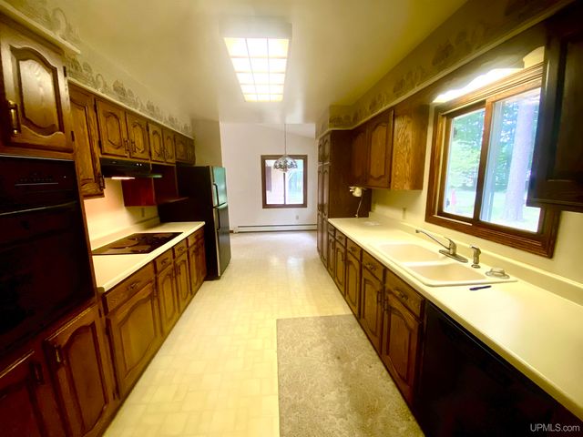 2804 Gladstone Avenue, Gladstone, MI 49837