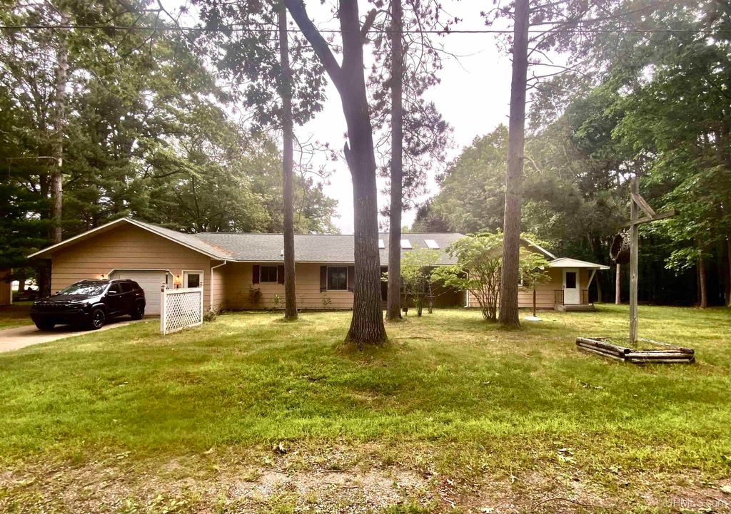 2804 Gladstone Avenue, Gladstone, MI 49837