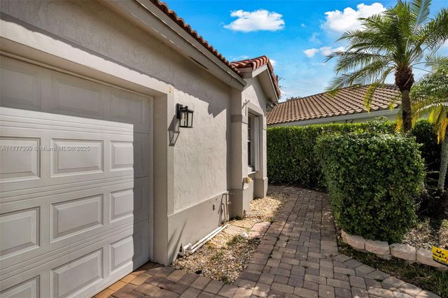 24 Gables Blvd, Weston, FL 33326