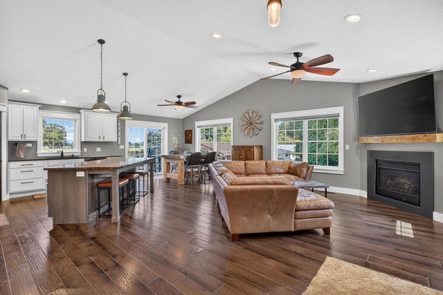 1825 Pineo Grove Lane, Princeton, IA 52768