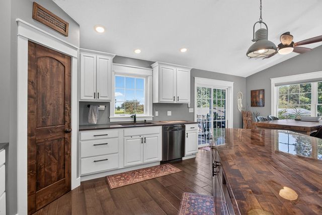 1825 Pineo Grove Lane, Princeton, IA 52768