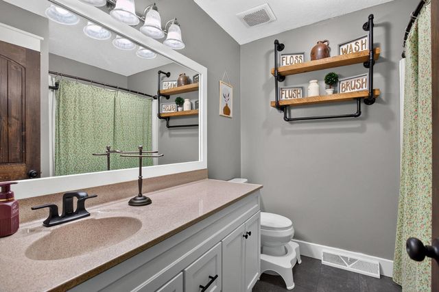 1825 Pineo Grove Lane, Princeton, IA 52768