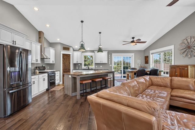 1825 Pineo Grove Lane, Princeton, IA 52768