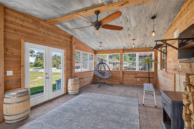 1825 Pineo Grove Lane, Princeton, IA 52768