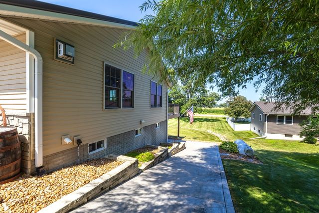 1825 Pineo Grove Lane, Princeton, IA 52768