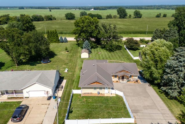 1825 Pineo Grove Lane, Princeton, IA 52768