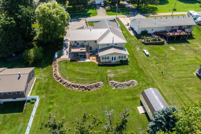 1825 Pineo Grove Lane, Princeton, IA 52768