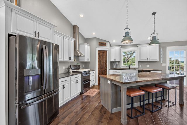 1825 Pineo Grove Lane, Princeton, IA 52768