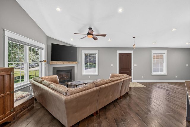 1825 Pineo Grove Lane, Princeton, IA 52768
