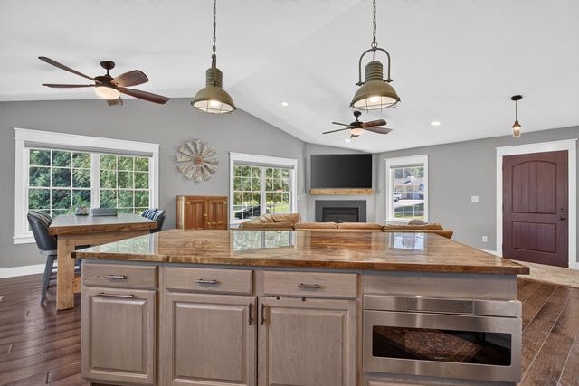 1825 Pineo Grove Lane, Princeton, IA 52768