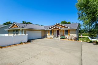 1825 Pineo Grove Lane, Princeton, IA 52768