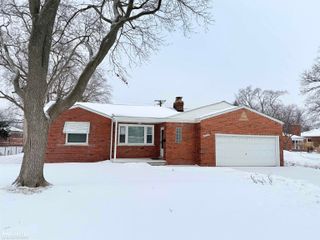 20905 11 Mile Road, St Clair Shores, MI 48081