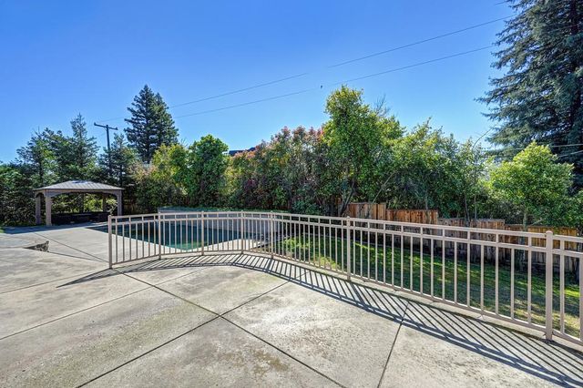 6730 Lakeview Dr, Carmichael, CA 95608