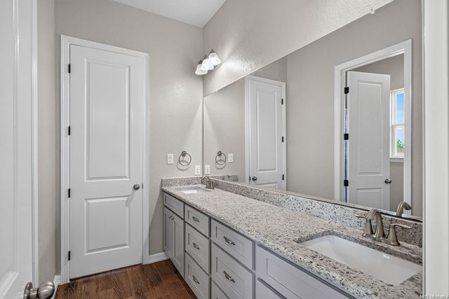 726 Abbott Cv, St Hedwig, TX 78152