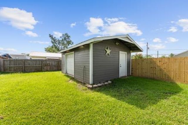 109 Cedar Street, Highlands, TX 77562