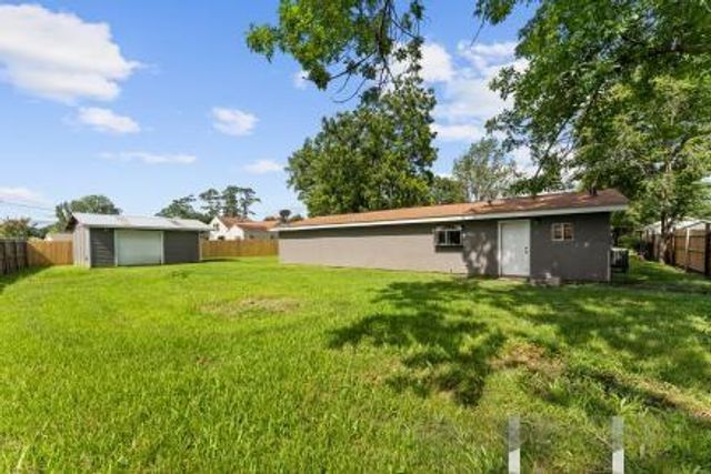 109 Cedar Street, Highlands, TX 77562