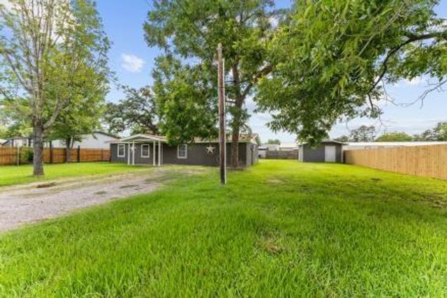 109 Cedar Street, Highlands, TX 77562