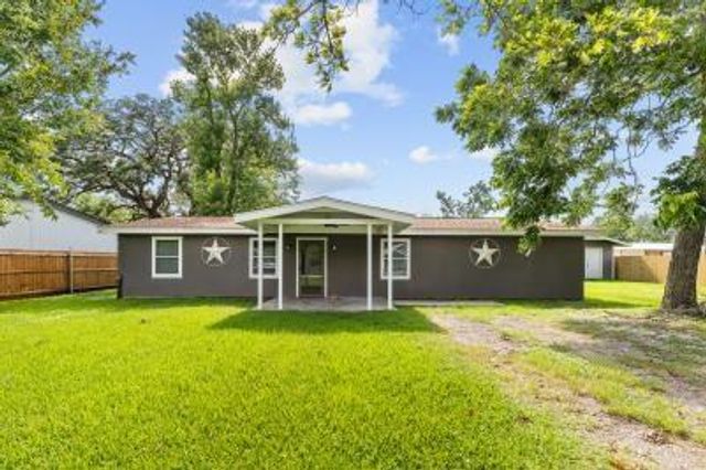 109 Cedar Street, Highlands, TX 77562