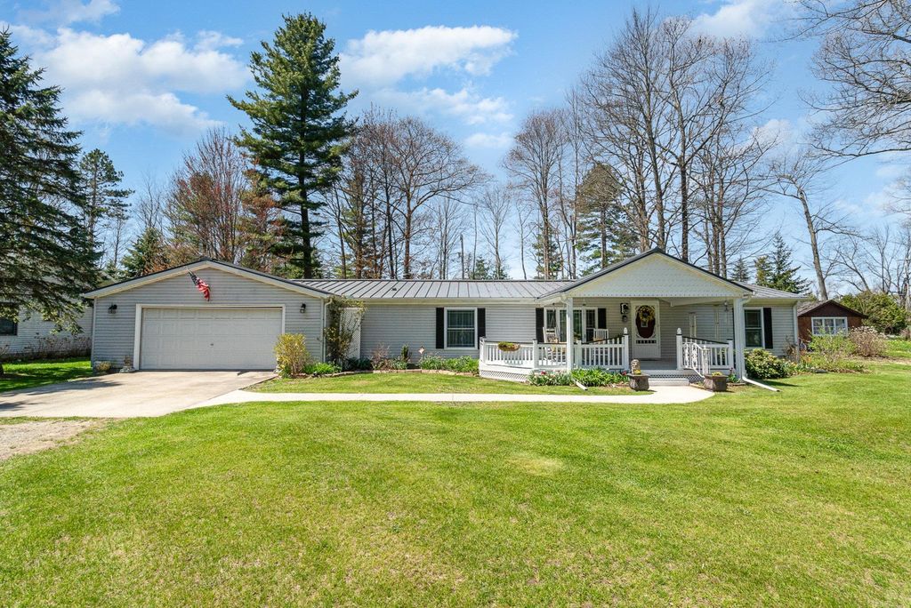 2423 West Drive, Tawas City, MI 48763