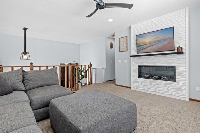 631 Conestoga Trail, Chanhassen, MN 55317