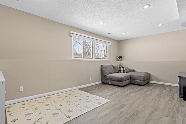 631 Conestoga Trail, Chanhassen, MN 55317