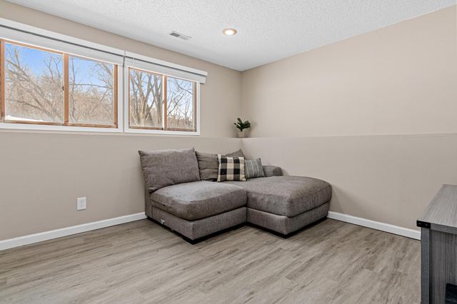 631 Conestoga Trail, Chanhassen, MN 55317