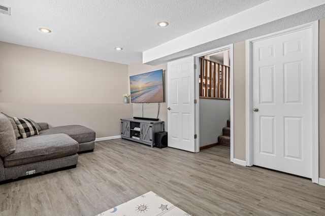 631 Conestoga Trail, Chanhassen, MN 55317