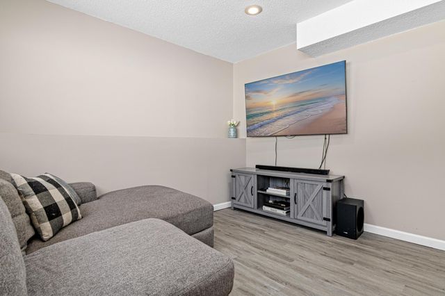 631 Conestoga Trail, Chanhassen, MN 55317