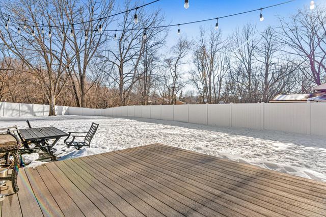 631 Conestoga Trail, Chanhassen, MN 55317