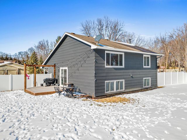 631 Conestoga Trail, Chanhassen, MN 55317