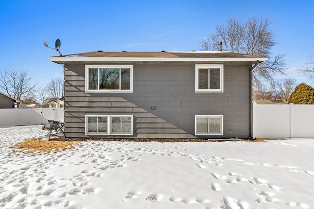 631 Conestoga Trail, Chanhassen, MN 55317