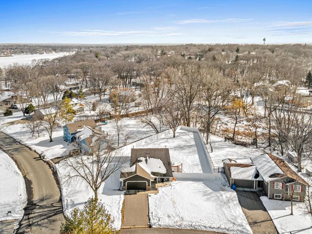 631 Conestoga Trail, Chanhassen, MN 55317