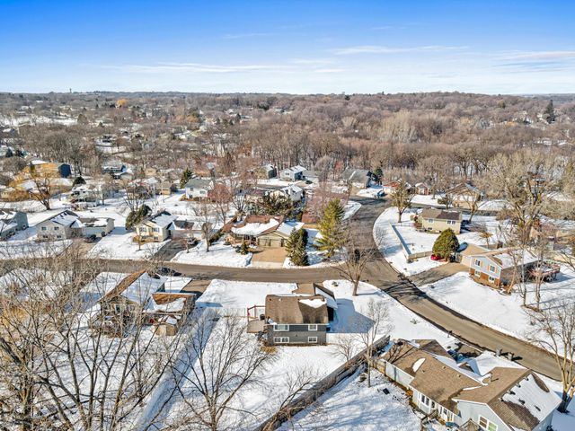631 Conestoga Trail, Chanhassen, MN 55317