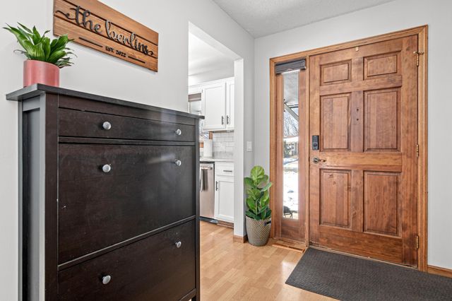 631 Conestoga Trail, Chanhassen, MN 55317