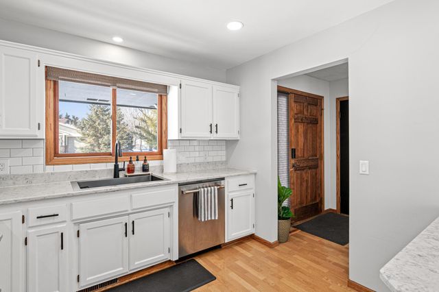 631 Conestoga Trail, Chanhassen, MN 55317