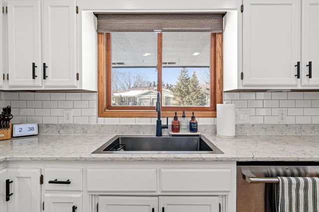 631 Conestoga Trail, Chanhassen, MN 55317