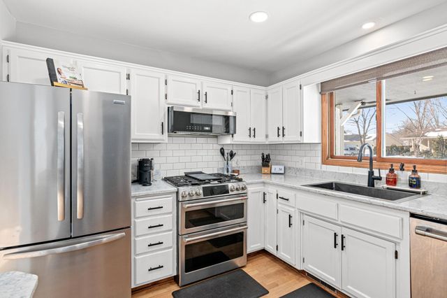 631 Conestoga Trail, Chanhassen, MN 55317