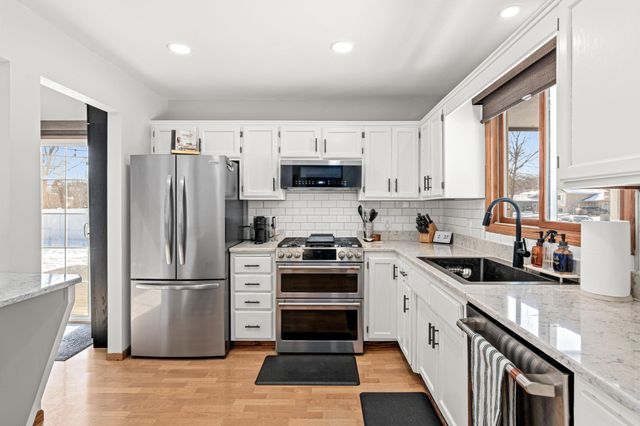 631 Conestoga Trail, Chanhassen, MN 55317