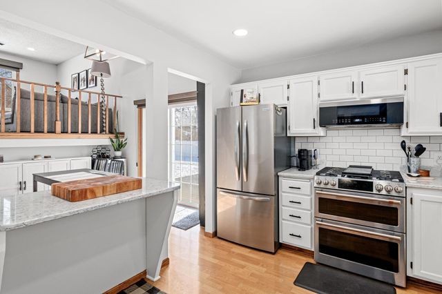 631 Conestoga Trail, Chanhassen, MN 55317