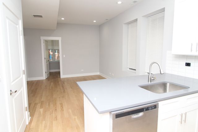 1411 W taylor Street 3F, Chicago, IL 60607