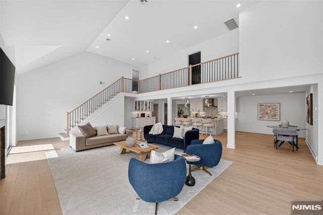 22 Glen Carl Road, Upper Saddle River, NJ 07458