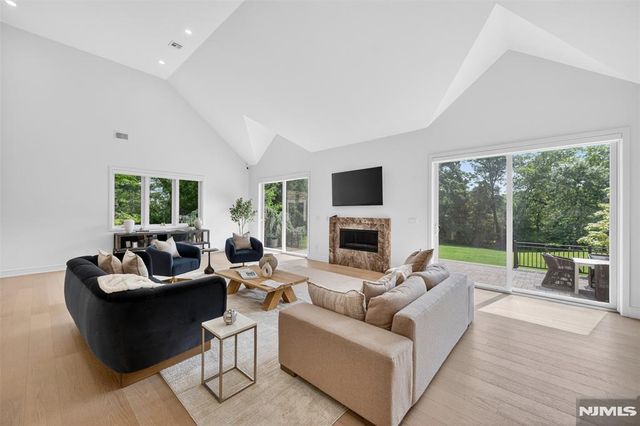 22 Glen Carl Road, Upper Saddle River, NJ 07458