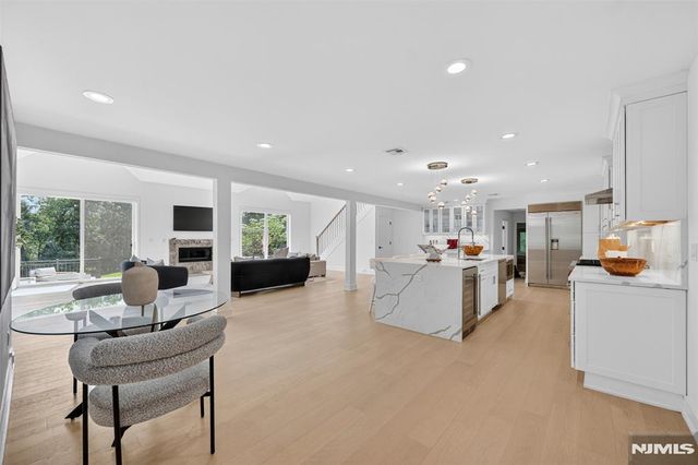 22 Glen Carl Road, Upper Saddle River, NJ 07458
