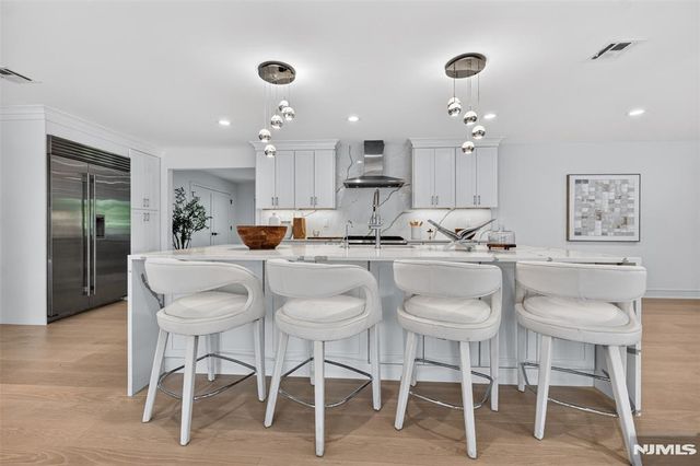 22 Glen Carl Road, Upper Saddle River, NJ 07458