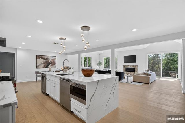 22 Glen Carl Road, Upper Saddle River, NJ 07458