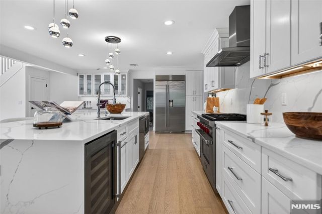 22 Glen Carl Road, Upper Saddle River, NJ 07458